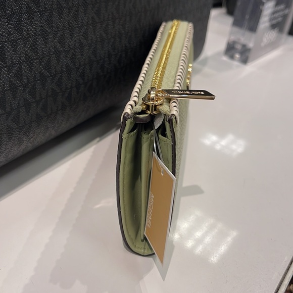 Michael Kors Jet Set Travel Large Pebble Leather Quarter-Zip Wallet
NWT - Picture 12 of 16